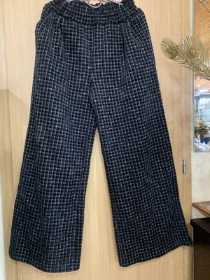 Women's checked pants with elastic waist, like new, black and white