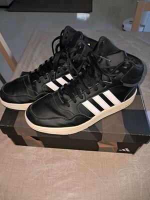 Adidas παιδικά αθλητικά μποτάκια σε μαύρο και λευκό, μέγεθος 38.5