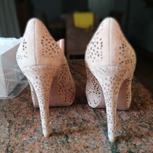 BCBG Maxazria Suede Pumps Size 38.5 Like New Beige