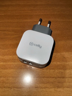 Double USB charger like new