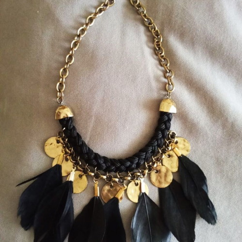 Gold-colored necklace with feathers and chain new