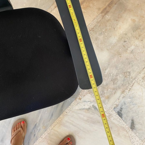 Office chair like new with minor height adjustment issue