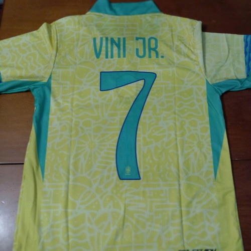 Brazil National Team Vinicius Jersey Medium like new official replica 2024