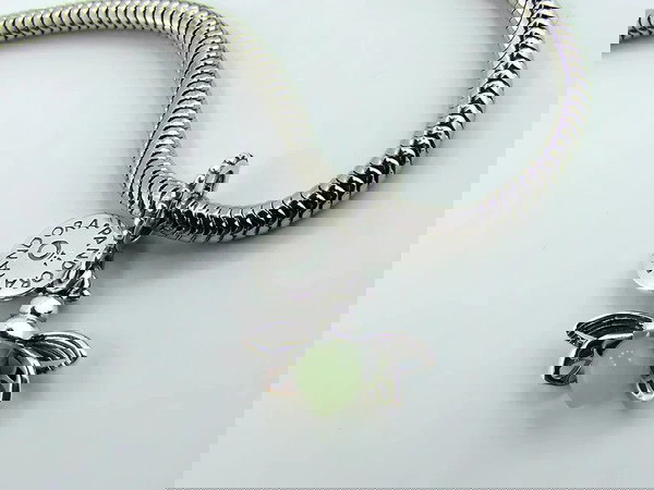 Σύμβολο Pandora Charm πυγολαμπίδας που λάμπει στο σκοτάδι