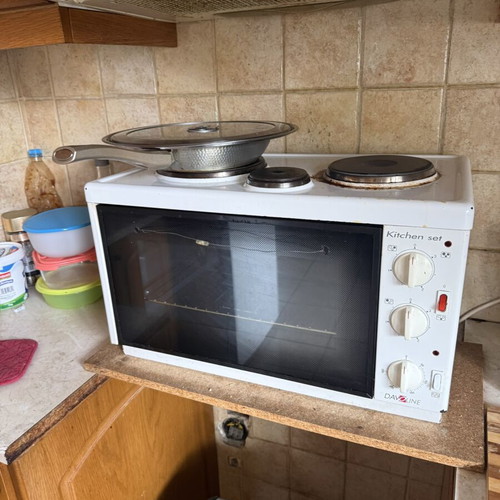Oven with 3 hobs used, ideal for small families or singles