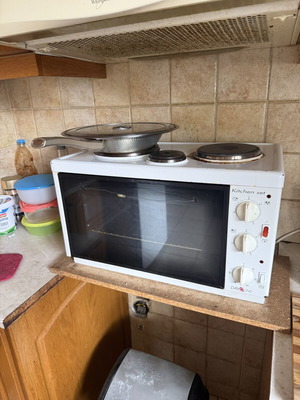 Oven with 3 hobs used, ideal for small families or singles