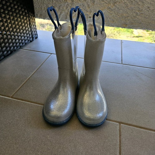 Frozen District galoshes used, size 28, with broken hook