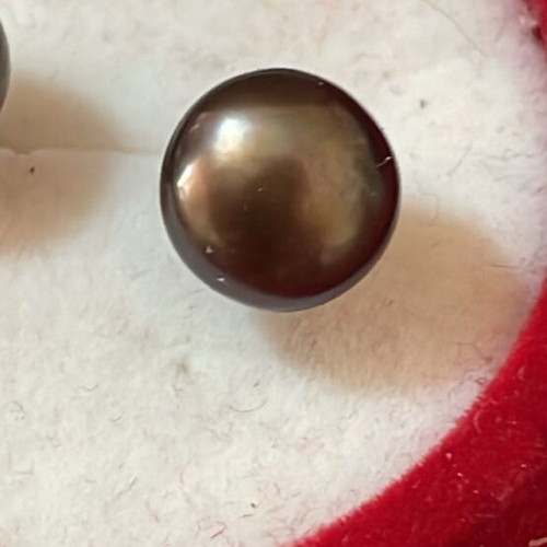 Earrings with black pearls new by Abrams & Chronicle Books