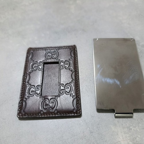 Gucci money clip in brown leather like new with embossed GG logo