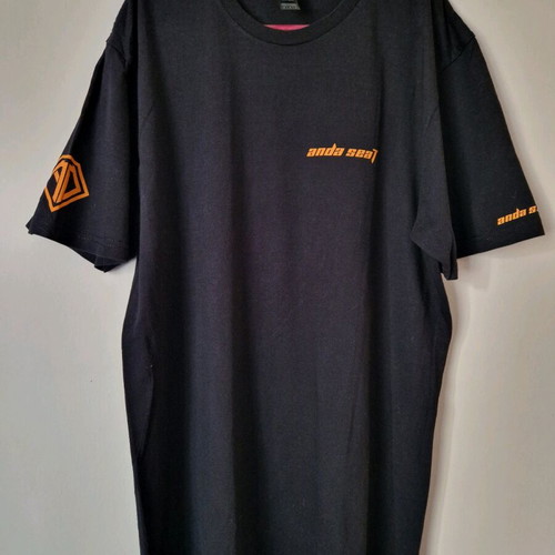 Unisex Anda Seat T-shirt Medium new, black with orange print