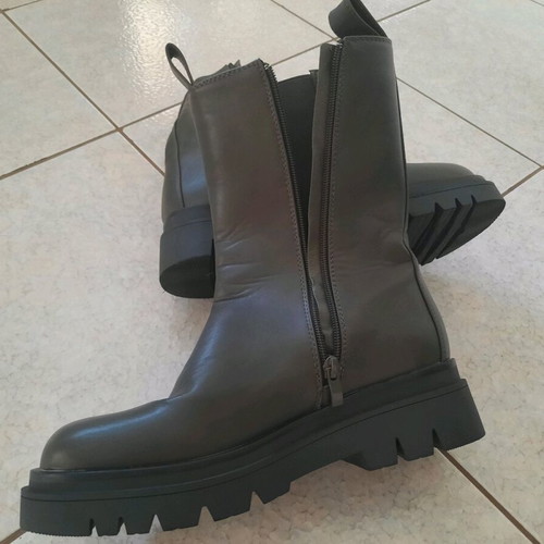 Leather ankle boots size 40 like new