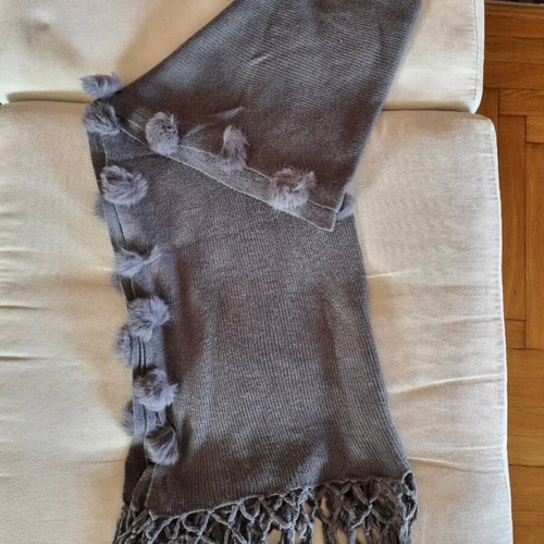 Gray scarf like new in excellent condition