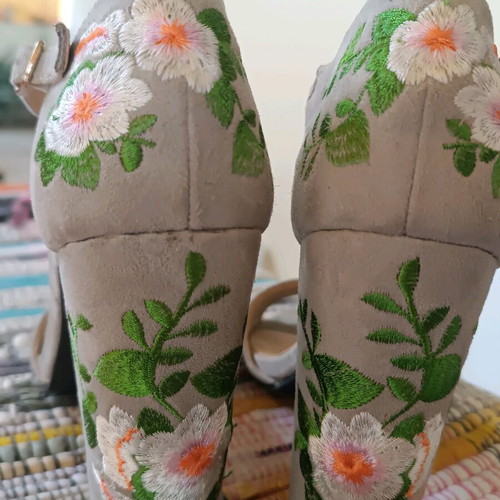 Exe sandals used, size 37, platform heels with embroidery