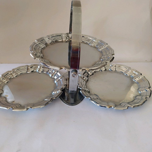 Metal cake platters like new, triple set