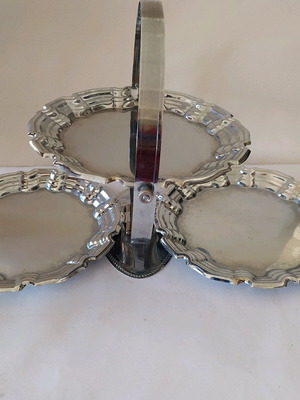 Metal cake platters like new, triple set
