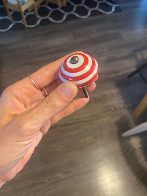 Buttlers knobs set of 2 like new with nice design