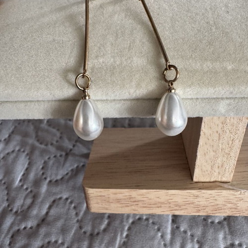 Dangling earrings with pearl drops like new, gold tone