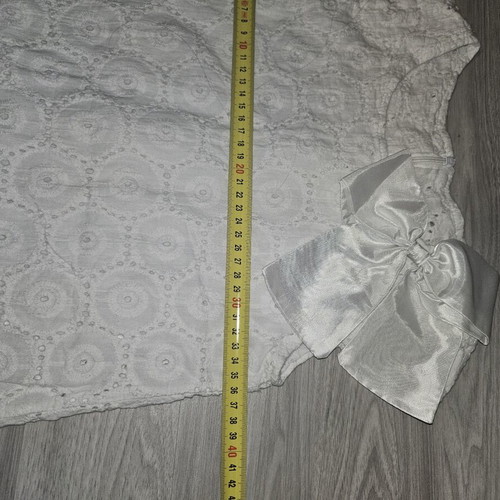 White dress for girl with circular patterns size 8 years like new