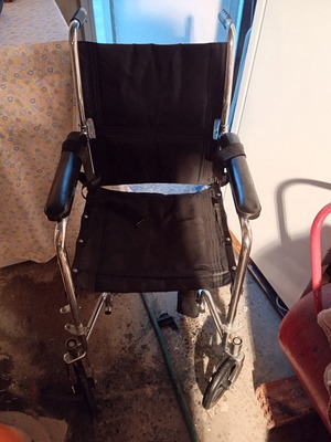 Wheelchair like new missing 2 footrests
