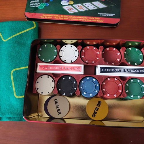 Poker set with chips in metal box