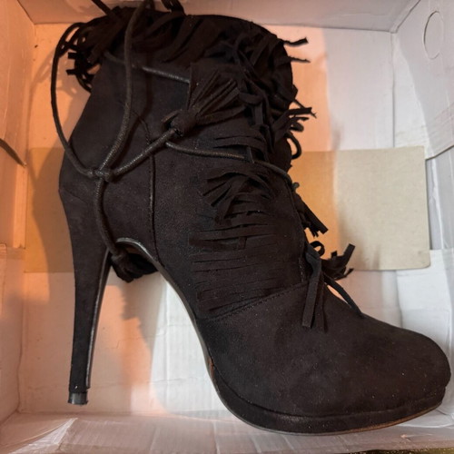 Booties with heel and suede fringes size 40 like new, black