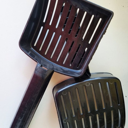 CAT / SET OF 2 SANITARY SAND SHOVELS
