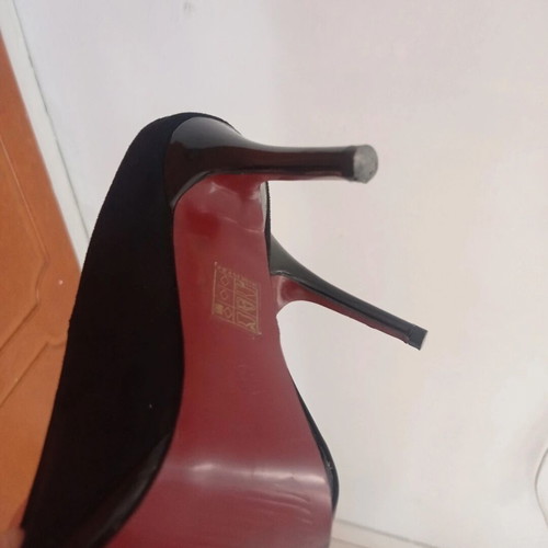 Verde suede heels size 38 like new, black and red sole