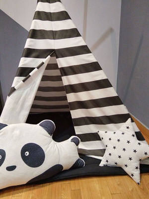 Kiddylab Indian teepee play tent like new with mattress and pillows