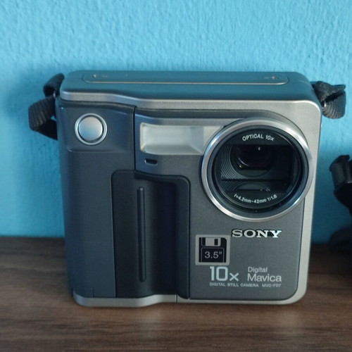 Sony Mavica MVC-FD7 digital camera like new with 3x optical zoom