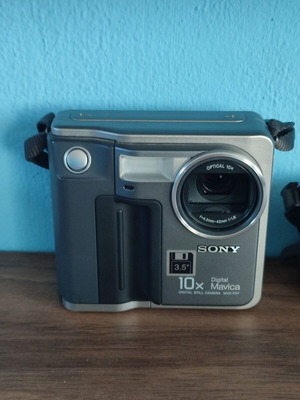 Sony Mavica MVC-FD7 digital camera like new with 3x optical zoom