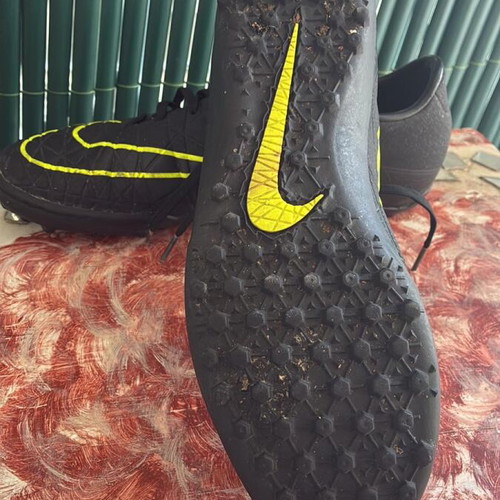 Nike football shoes like new, black