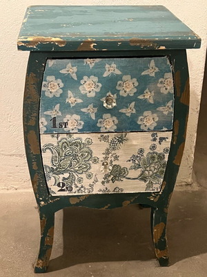 Inart vintage bedside table like new with 2 drawers