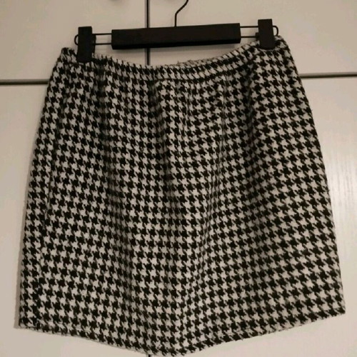 Shein short skirt new, black and white, size S