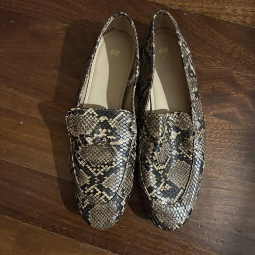 Loafers H&M with snake print new, size 39