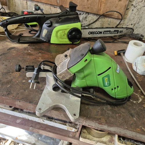 Chainsaw sharpening wheel like new, barely used