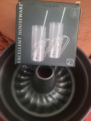 Cake mold and glasses used