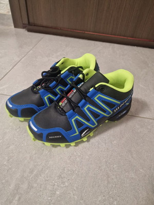 Blue athletic shoes new, size 39