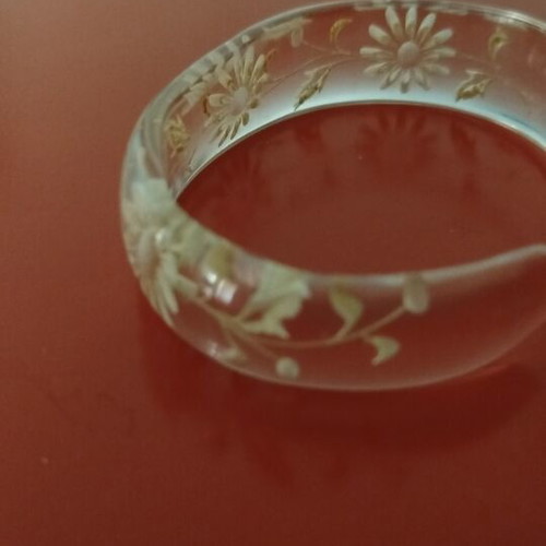 Vintage bracelet from the 50s with carved lucite daisies, like new
