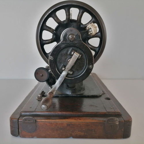 Singer hand-crank sewing machine used from 1892