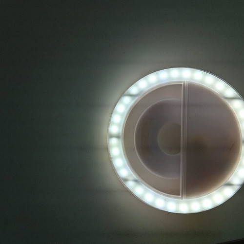 Ring light for mobile like new with clip and 2 lighting levels