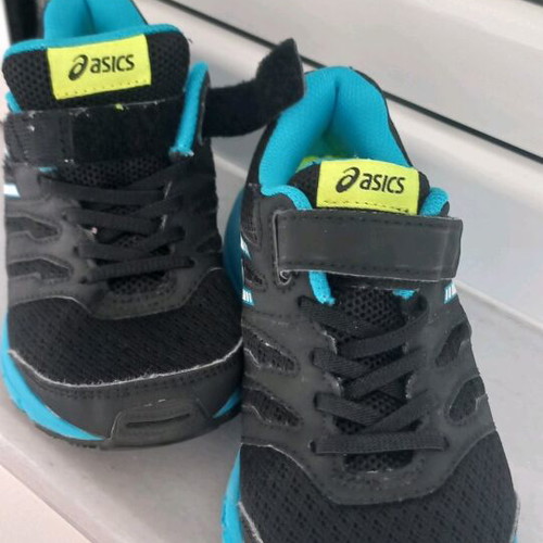 Asics kids athletic shoes like new, size 31