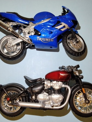 Triumph TT600 and Bonneville Bobber 1:18 scale models like new