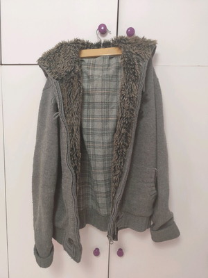 Πλεκτή ανδρική ζακέτα Pull&Bear μεταχειρισμένη, γκρι, μέγεθος XL με γούνα και κουκούλα