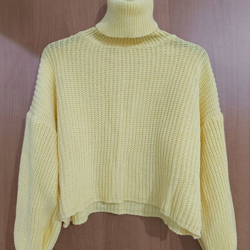 Knitted yellow sweater new, one size