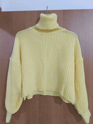 Knitted yellow sweater new, one size