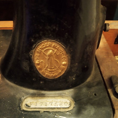 Antique Singer sewing machine 1911 used with wooden case