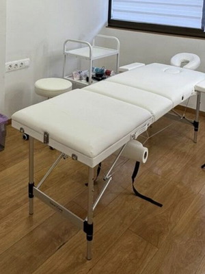 Κρεβάτι για μασάζ σαν καινούργιο με τραπεζάκι και καρεκλάκι