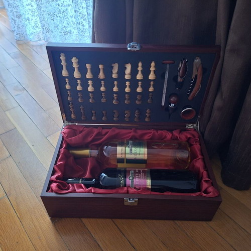Multifunctional wooden wine case with chessboard and accessories, new
