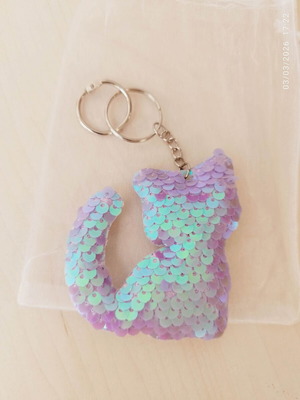 Cat keychain iridescent sequins new lilac-blue
