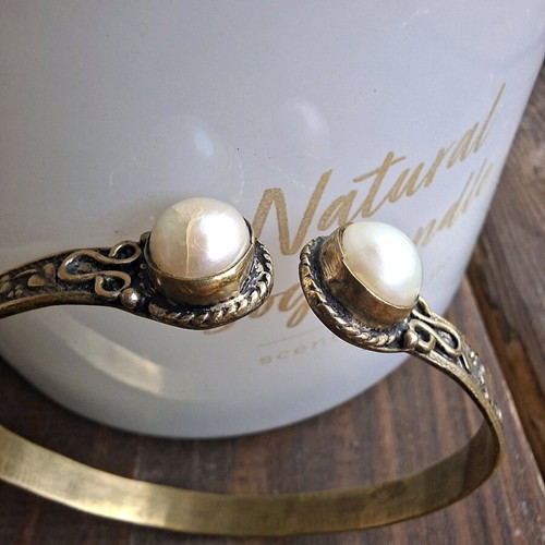 Bracelet with bronze floral motifs and real pearls used